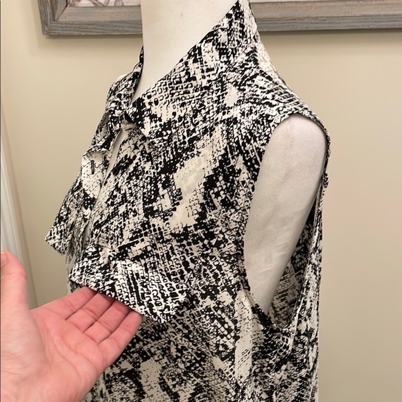 Worthington Black and White Sleeveless Button Down Shirt Front Pockets - Picture 6 of 16